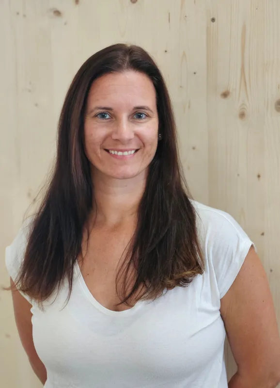 Ing. Agnes Gerstenmayer vor einer Holzwand