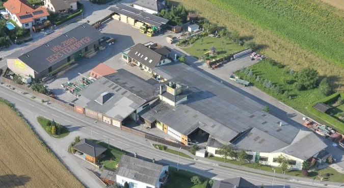 Luftbild des Betriebsgeländes in Karlstetten, auf der Halle die Aufschrift HOLZBAU GERSTENMAYER