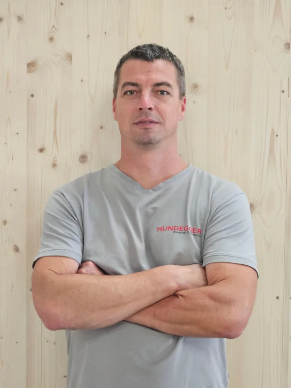 Peter Gerstenmayer, Inhaber und Geschäftsführer, vor einer Holzwand